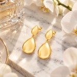 Złote kolczyki łezki 585 – eleganckie, aranżacja